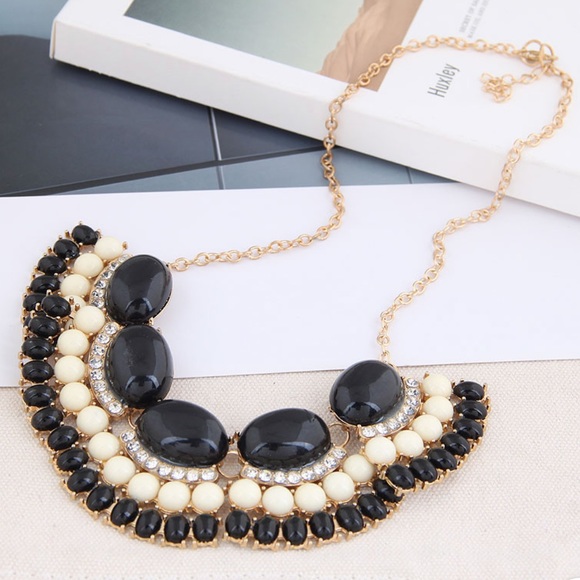 Statement necklace in black and white stones - Picture 4 of 4